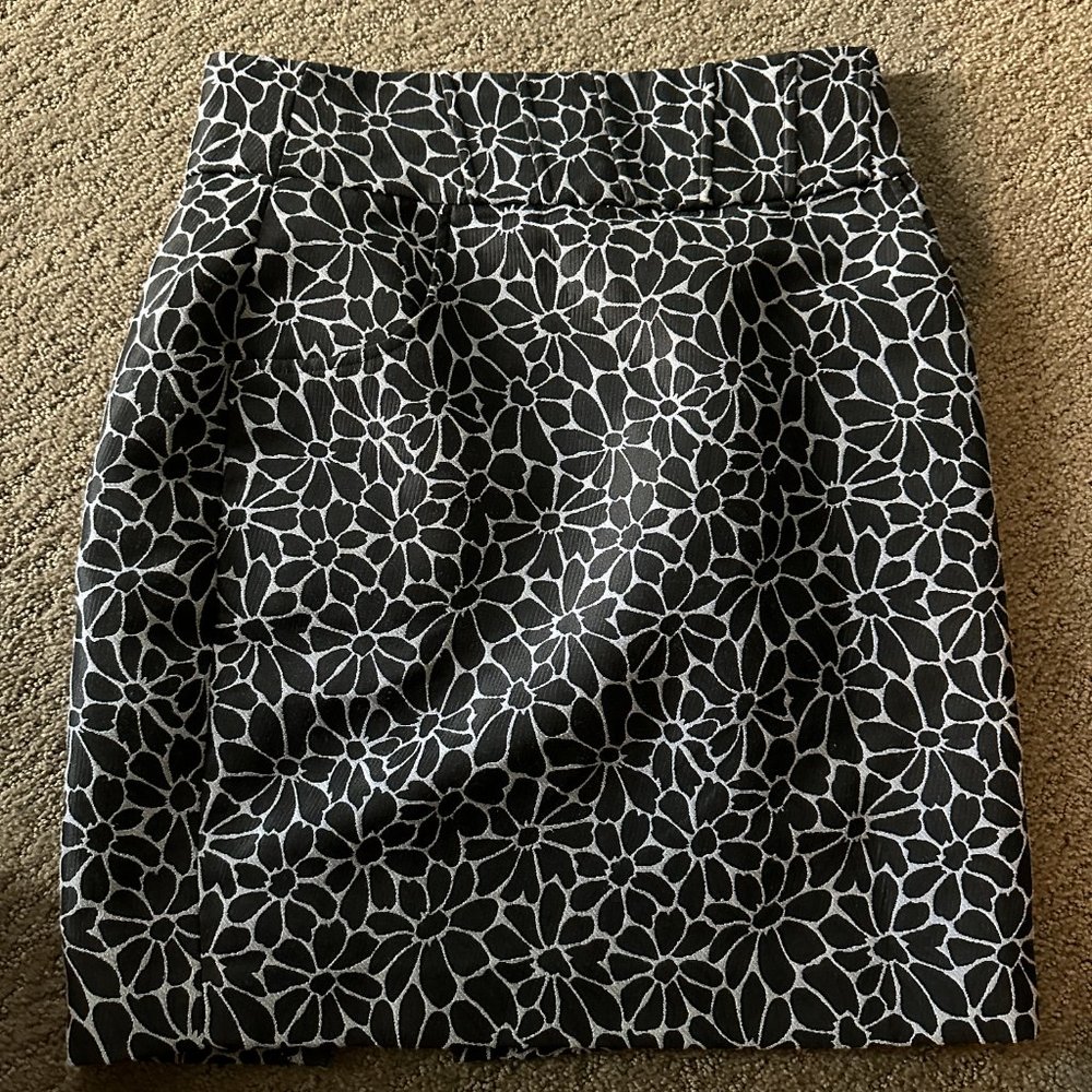 Maeve Black and White Flower Mini Skirt: Size 2P